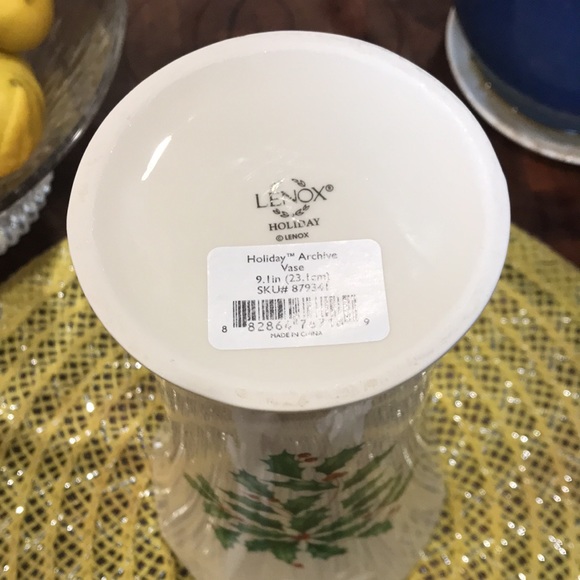 Lenox Holiday Holly Berries 9.1 Vase with Gold Trim in Original Box. - Picture 4 of 8
